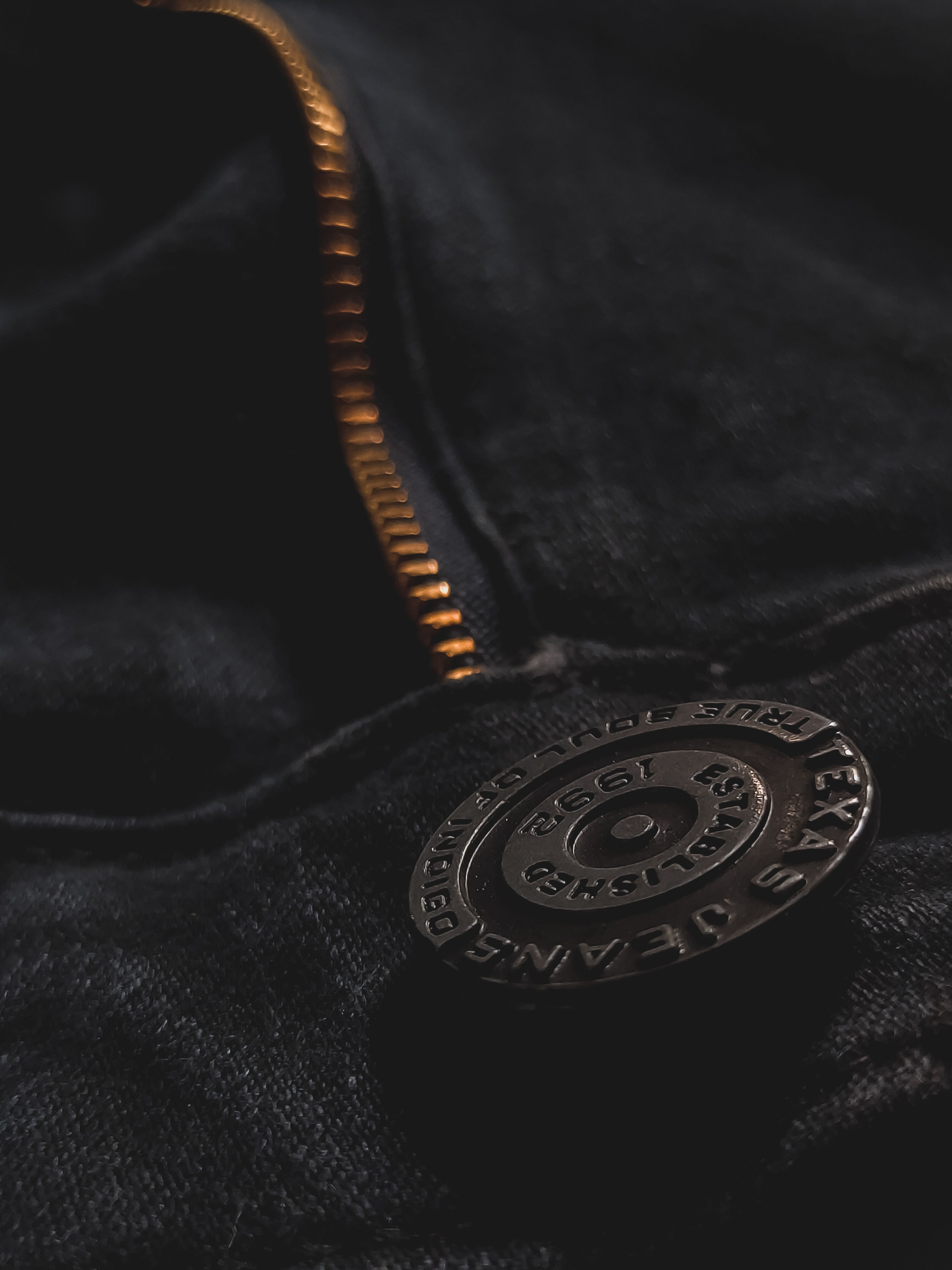 Editorial CENIZA — detalle de costura